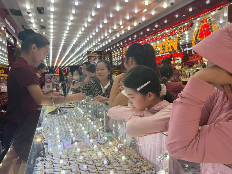 Bản tin thị trường vàng sáng 24/7/2026: Giá vàng tiếp tục giảm
